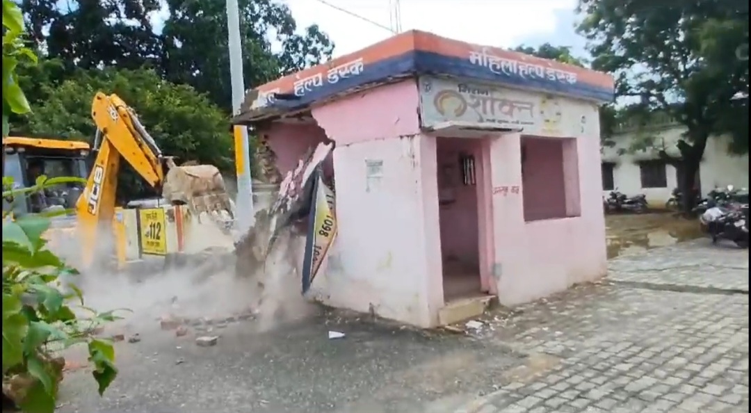 कोर्ट की जमीन पर बने थाने की बिल्डिंग पर चला बाबा का बुलडोजर, देखते रह गए पुलिस वाले 